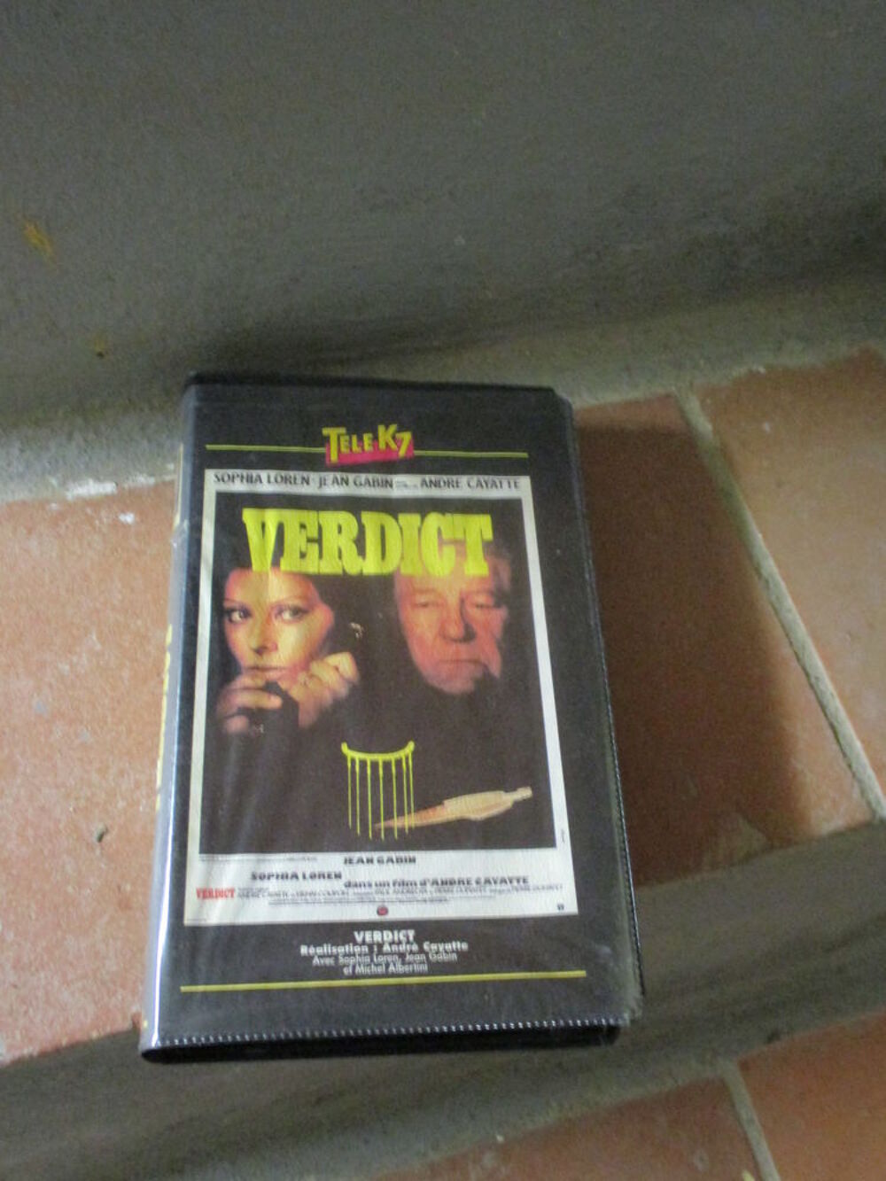 3 diverses cassettes VHS &agrave; regarder ou bricolage ou mus&eacute;e Photos/Video/TV