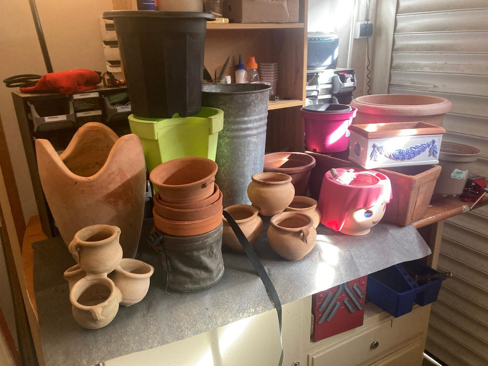 Pots de fleurs de forme et mat&eacute;riaux vari&eacute;s Jardin