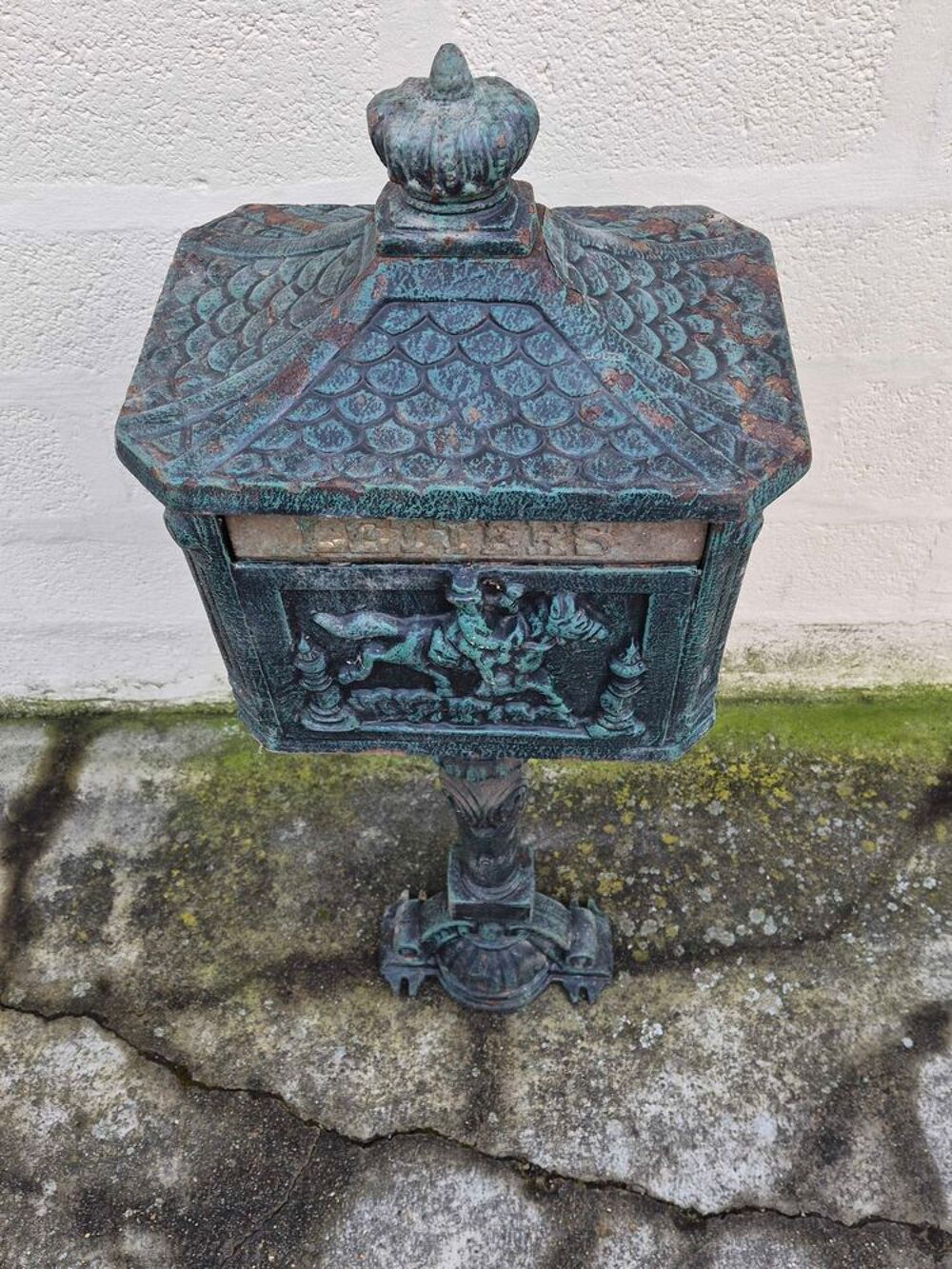 boite aux lettre sur pied en fonte Décoration