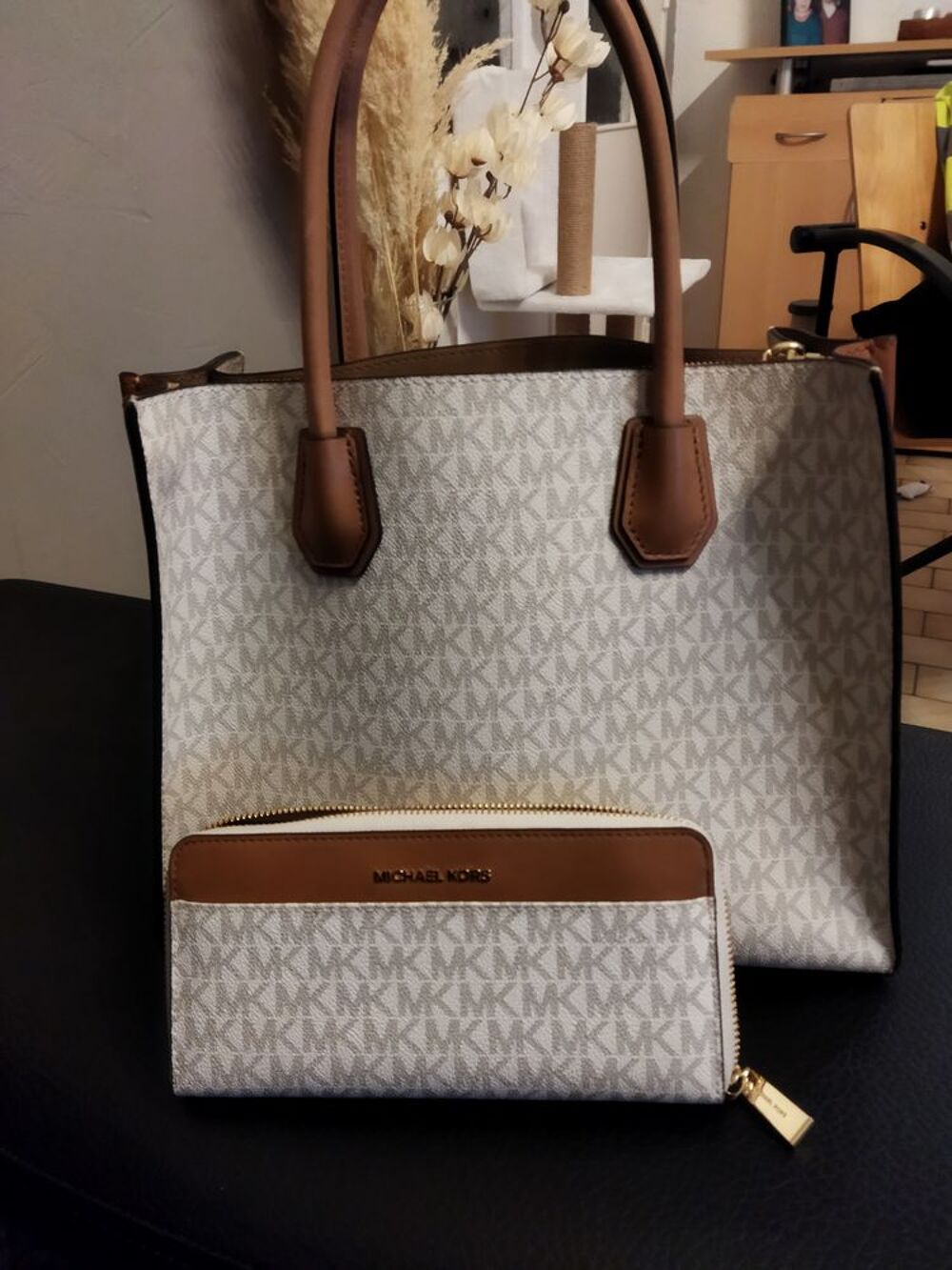 Bonjour magnifique sac de marque Micka&euml;l Kors 
Maroquinerie