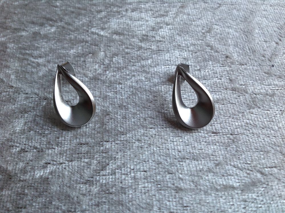 BOUCLES ARGENT&Eacute;ES GOUTTE CREUSE &Eacute;TAT NEUVE Envoi Possible
Bijoux et montres