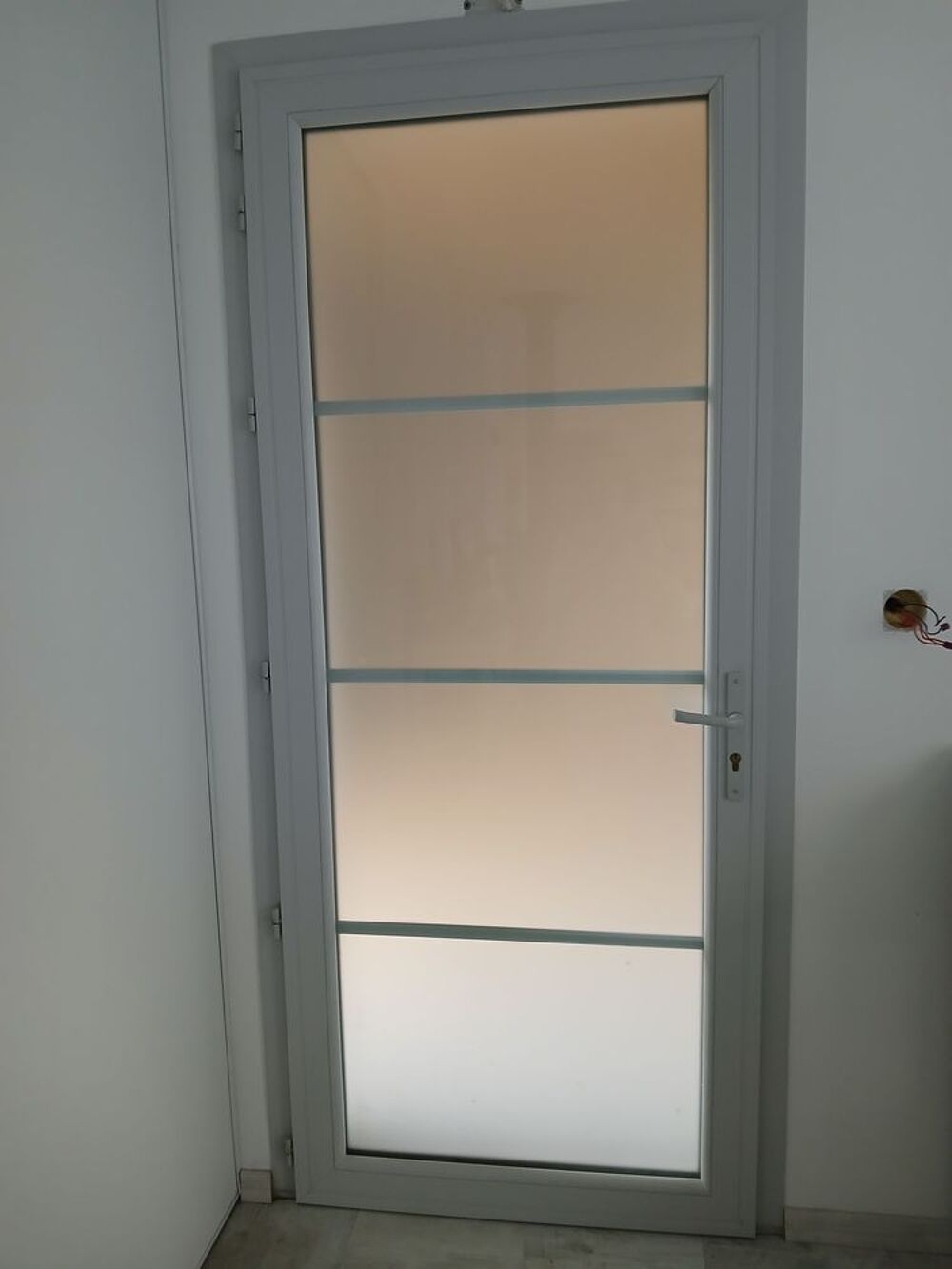 Porte d'entr&eacute;e blanche PVC Bricolage