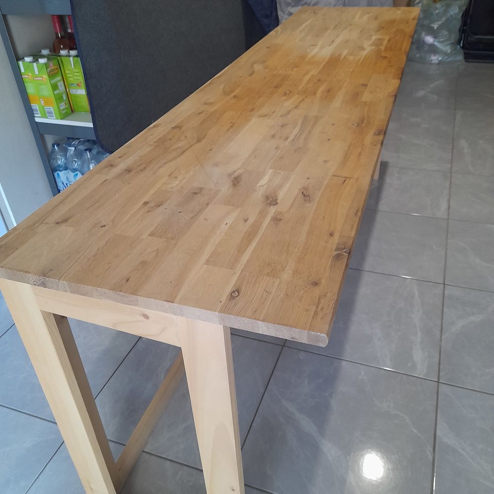 plateau de bureau et tr&eacute;teaux en bois. Meubles