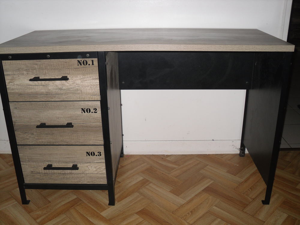 BUREAU COLLEGE AVEC TIROIRS
Meubles