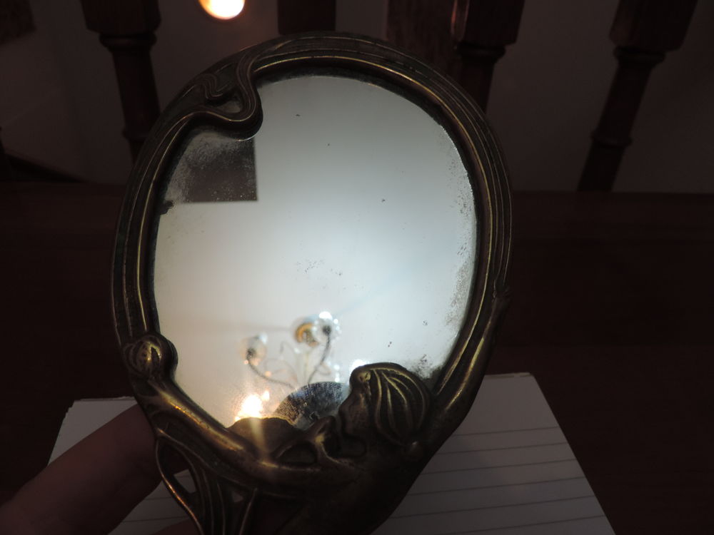 MIROIR A MAIN ANCIEN EN LAITON DE FORME OVALE - 