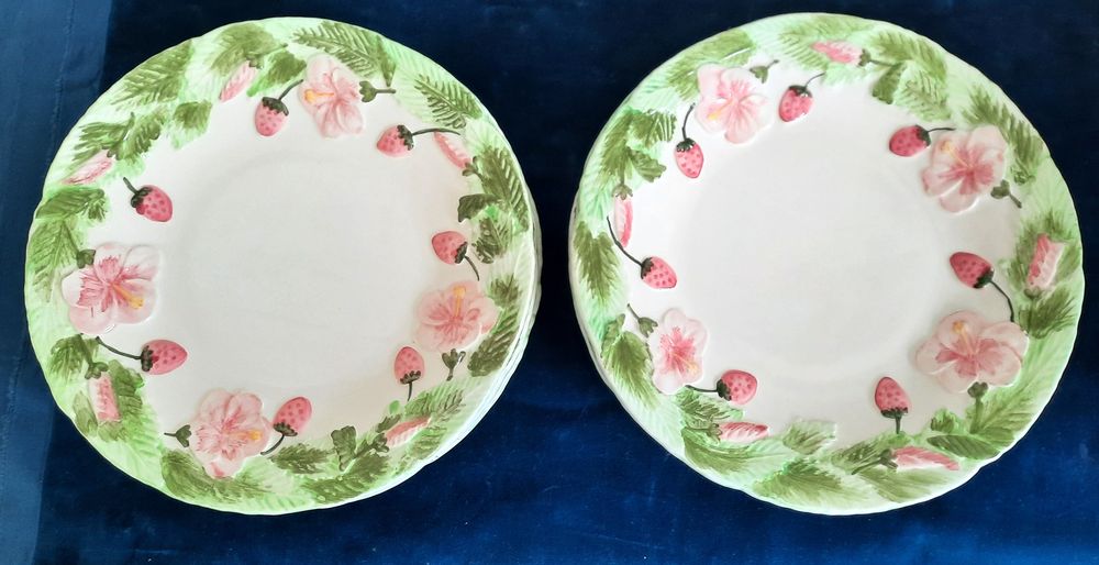 6 Assiettes en barbotine &agrave; d&eacute;cor de fleurs, fraises et feuil Cuisine