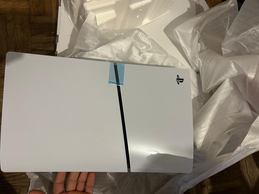 une PlayStation 5, elle est neuve et n'a jamais &eacute;t&eacute; utilis&eacute;e." Consoles et jeux vidéos