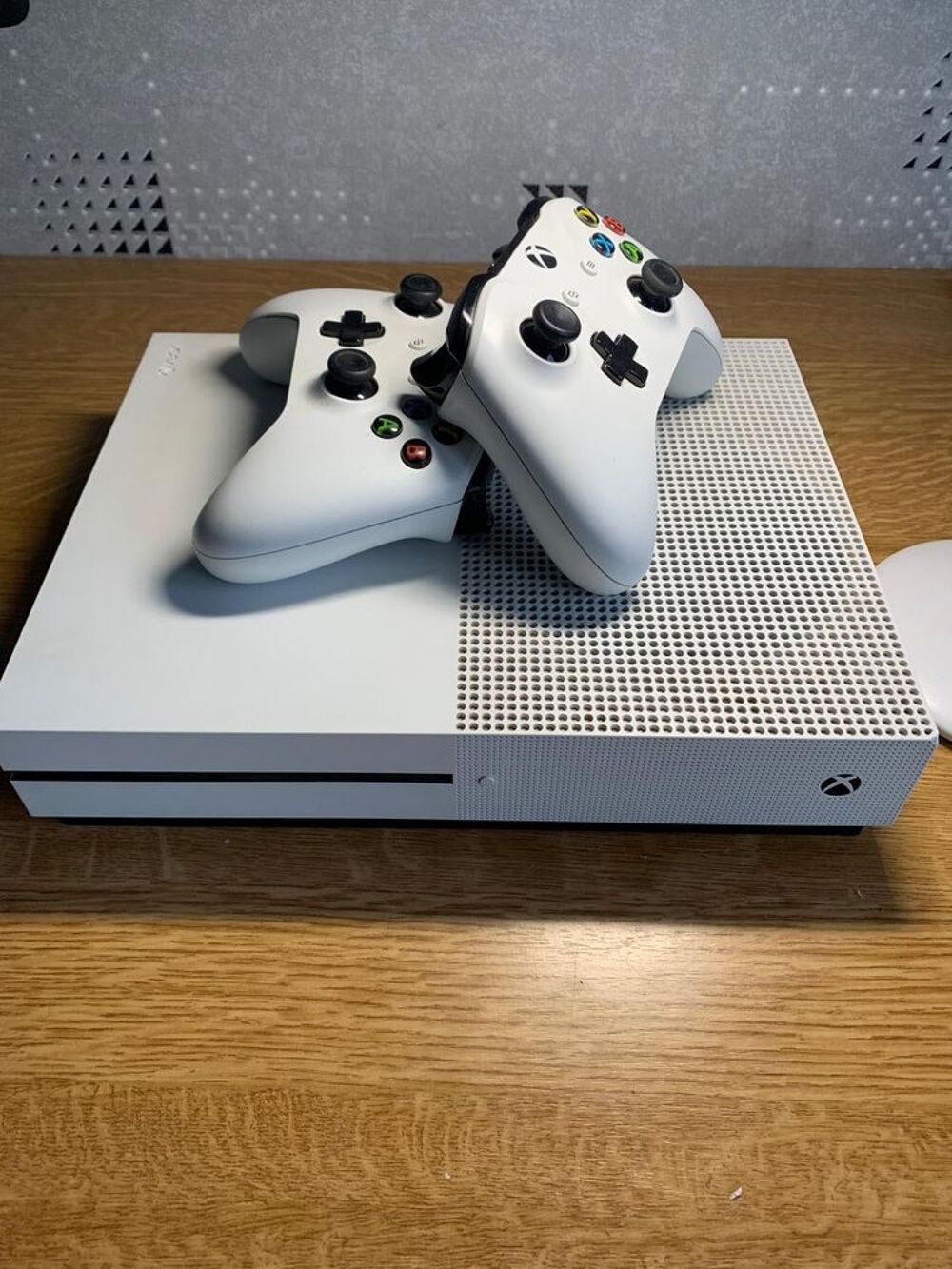 console Xbox One S blanche + 2 manettes sans fil Consoles et jeux vidéos
