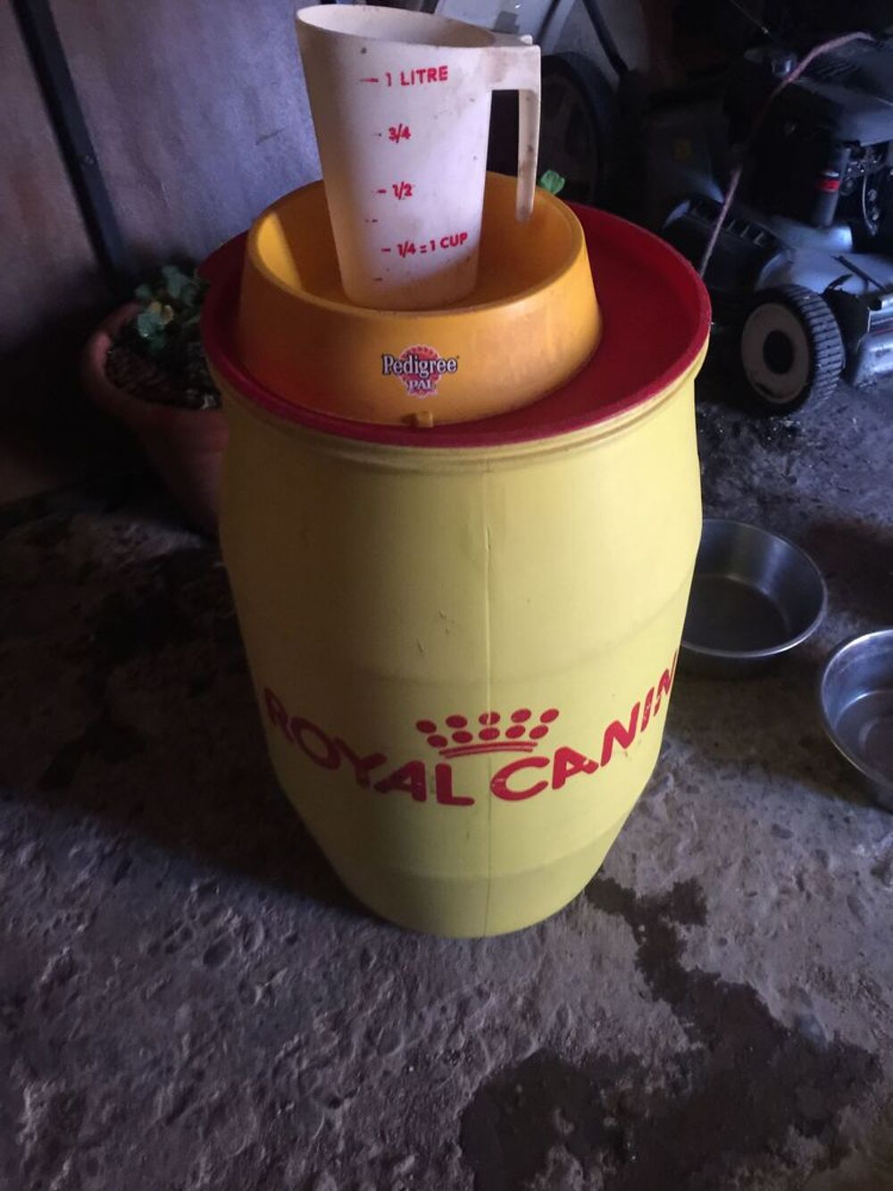 UN GRAND BIDON ROYAL CANIN POUR CROQUETTES Jardin