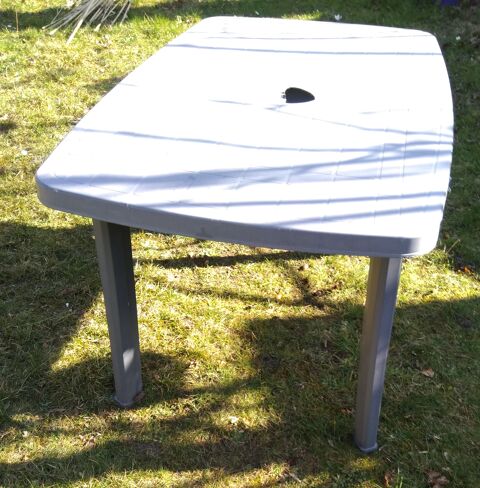 2 tables en plastique 85 x 135 cm 10 Beauchamp (95)