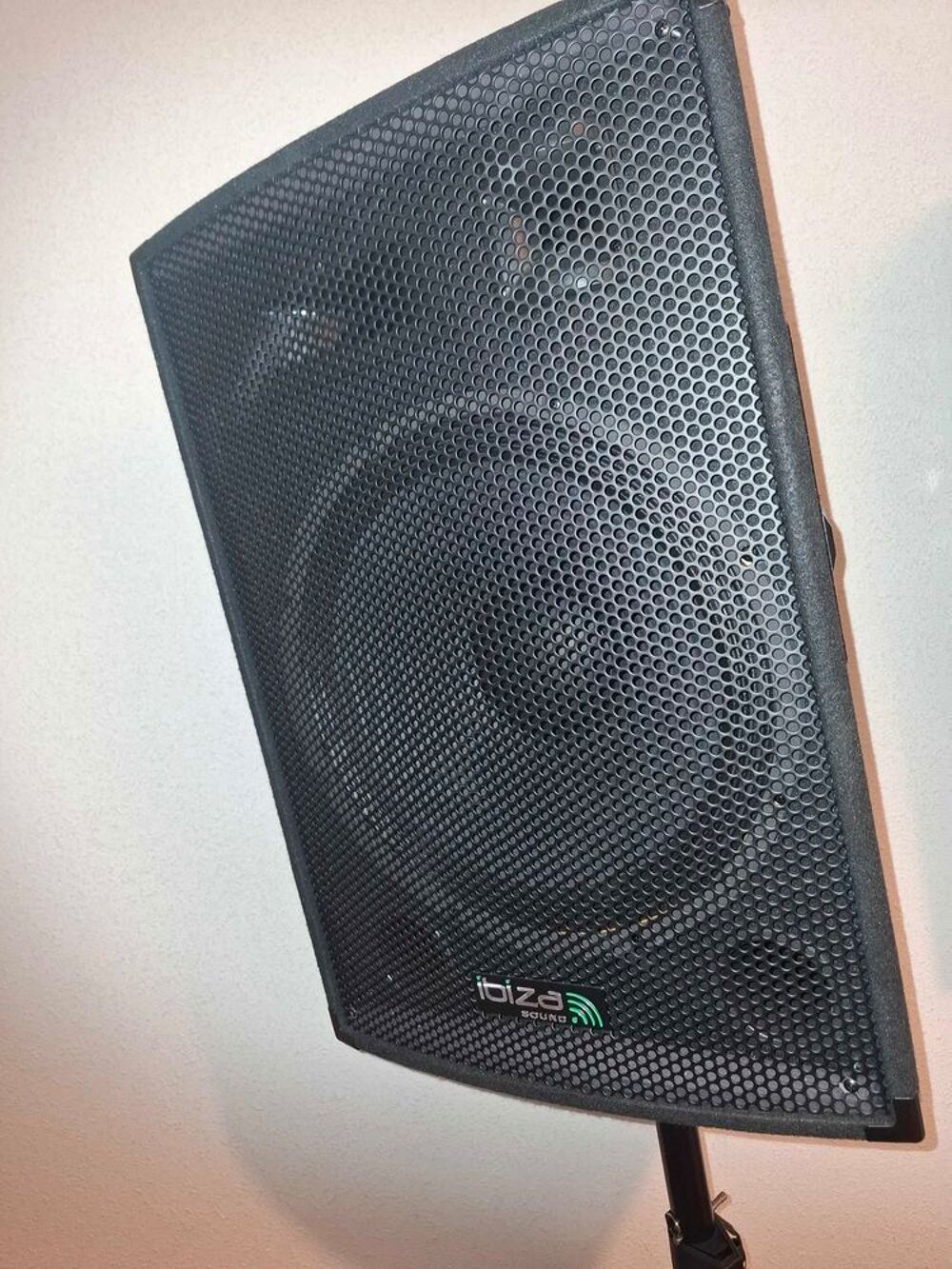   2enceintes avec ampli neuf 