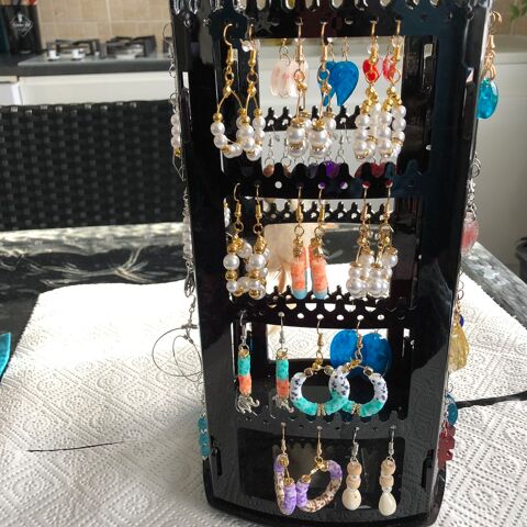 Bracelets -Boucles d'oreilles -Porte cls 10 Saintes (17)