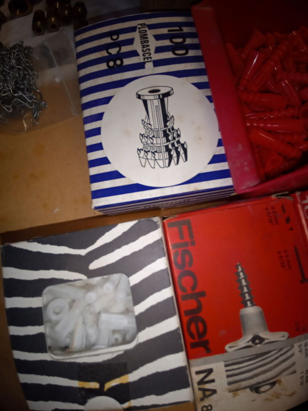 Un lot de chevilles PVC. Bricolage