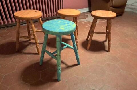 4 chaises et 1 tabouret en bois Dagny (77)