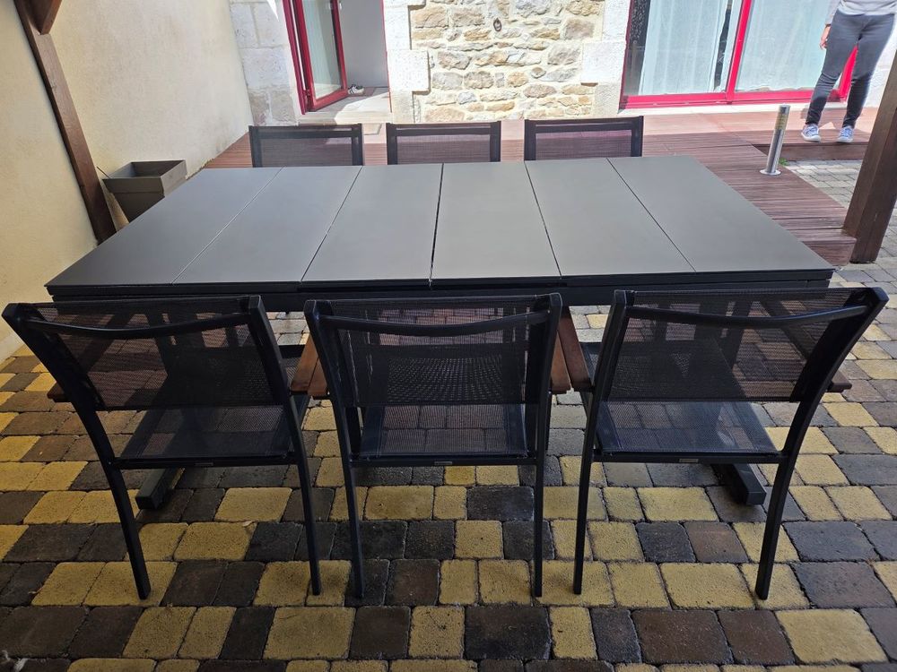 Table ext&eacute;rieure et fauteuil ext&eacute;rieur Meubles