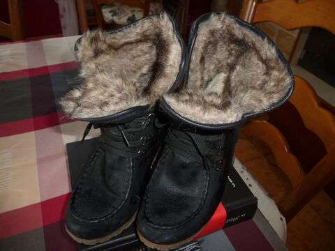 Bottines fourrées pointure 38. Semelles talons compensés.
13 Dole (39)