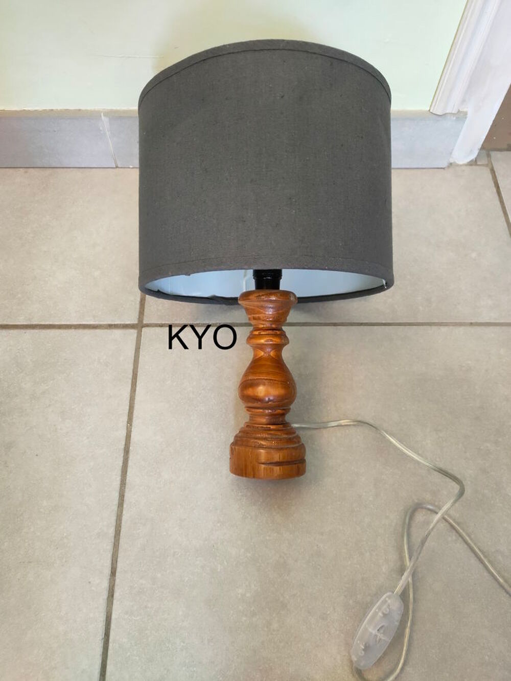 Lampe chevet rond tube bois &agrave; poser, abat-jour gris tissu Décoration