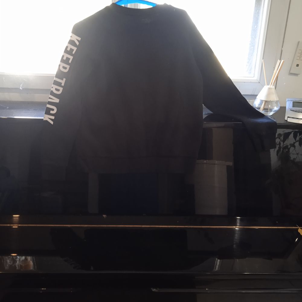 Sweat noir Taille S marque jennyfer imprim&eacute; sur la manche Vêtements