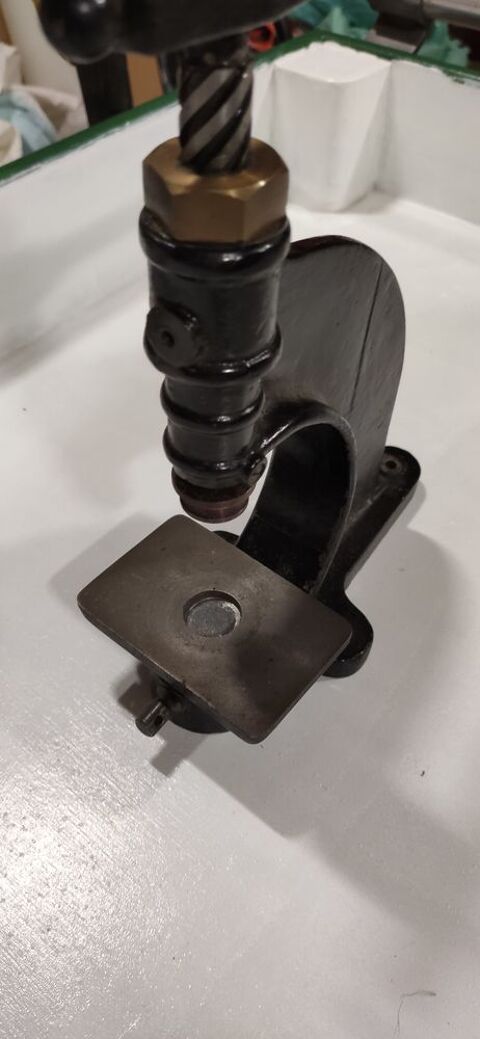 Presse � oeillets
100 Charbonni�res-les-Bains (69)