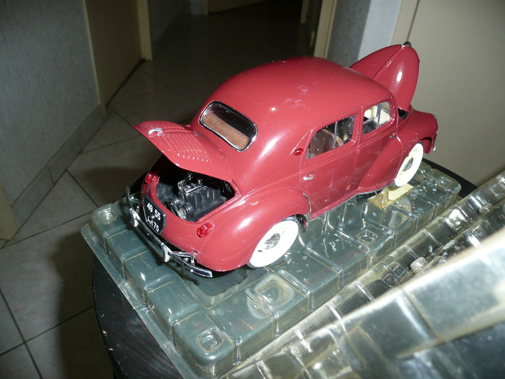 Voiture Renault 4 Cv 1954 &eacute;chelle au 1/17&eacute;me 