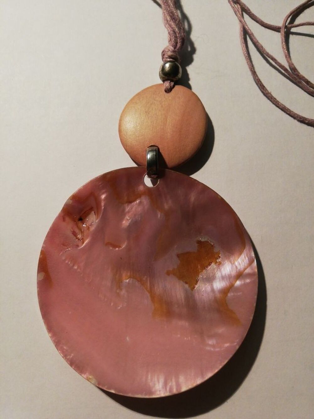 COLLIER/ nacre fleurs peintes &agrave; la main verniss&eacute; Bijoux et montres