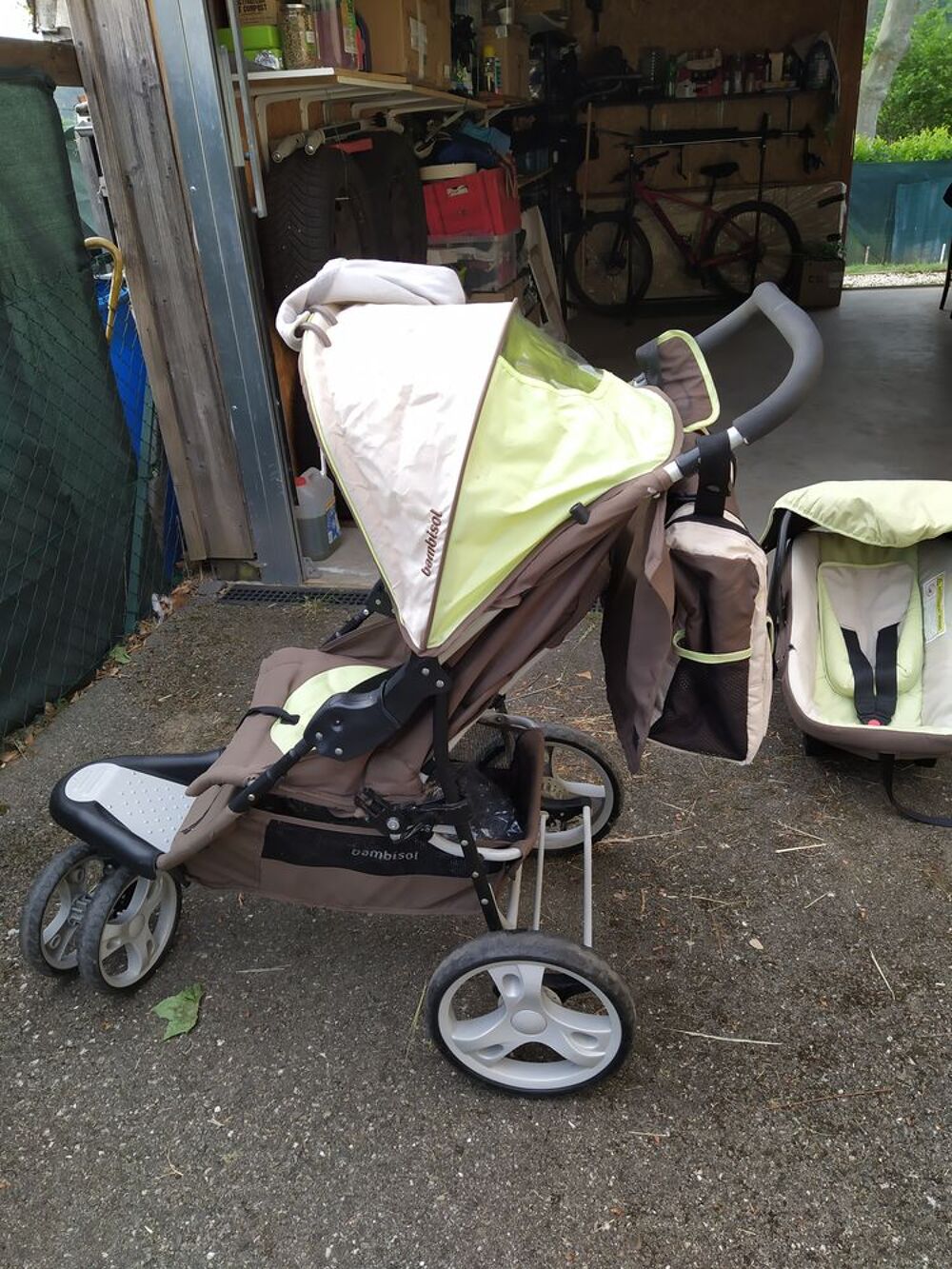 poussette vert marron Puériculture