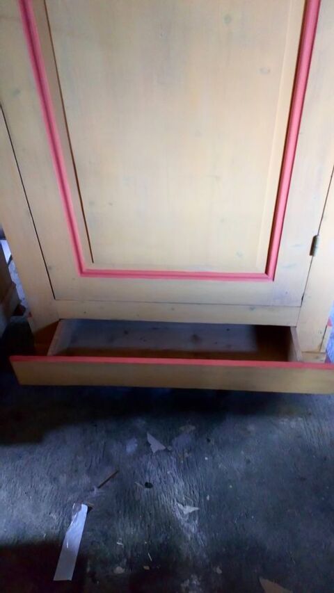 ARMOIRE ANCIENNE EN SAPIN COULEUR OCRE JAUNE1 PORTE 350 Nogaro (32)