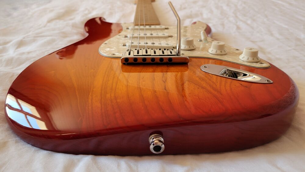 Fender American Deluxe Stratocaster Ash micro Tornade MS Instruments de musique