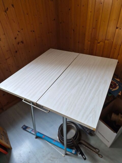 TABLE PLIANTE EN FORMICA 0 Allonnes (72)