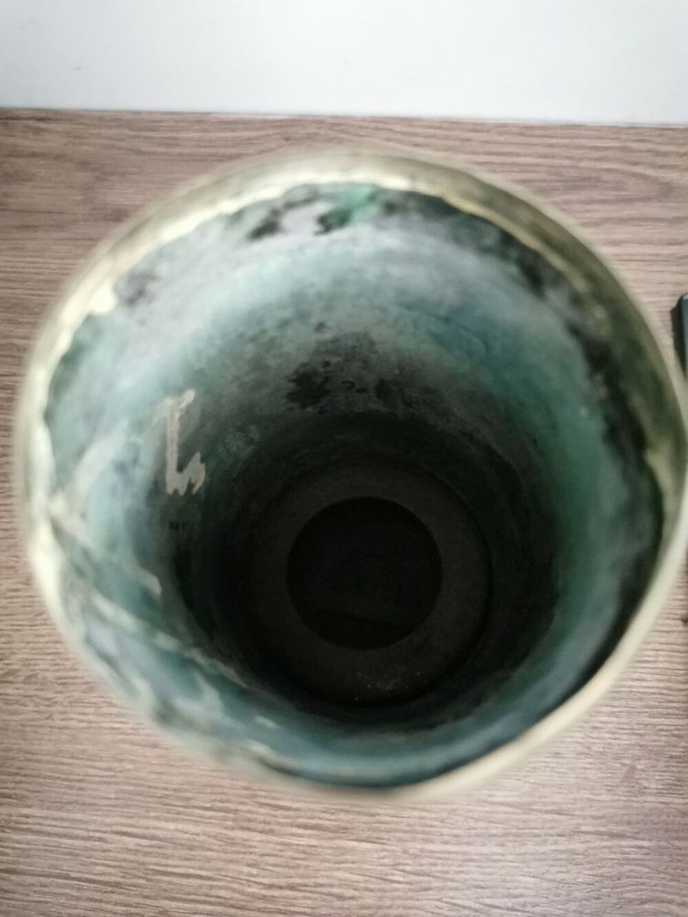 Vase obut marqu&eacute; en dessous Décoration