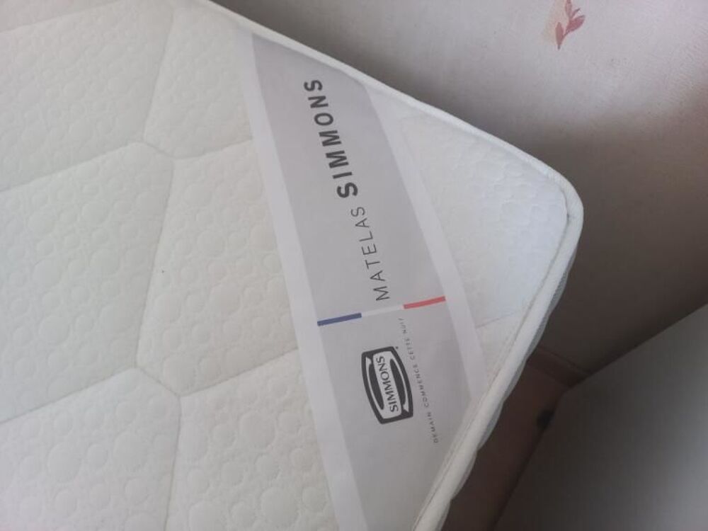 SOMMIER RECOUVERT + MATELAS SIMON TRES BONNE ETAT Meubles