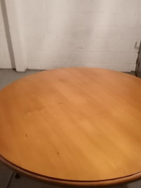 Table ronde plateau pin massif et pied fer forgé  400 Canteleu (76)
