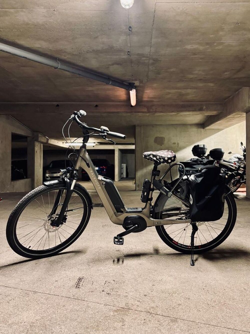 v&eacute;lo &eacute;lectrique de trois ans bien entretenu Vélos