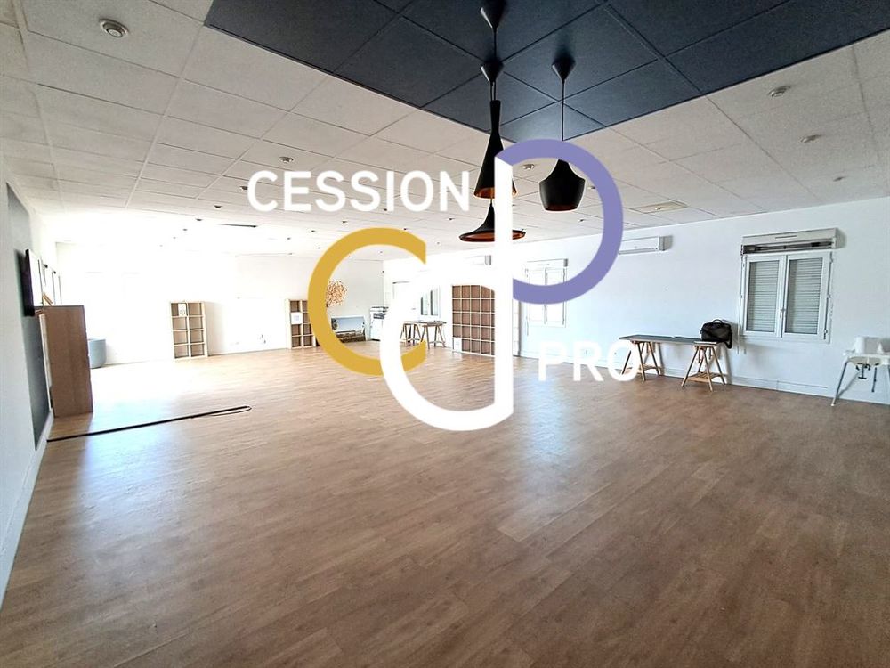   OPEN SPACE BUREAU 120 M² TRES VISIBLE AVEC GRAND PARKING PRIVE A LOUER SUR NIMES ! 