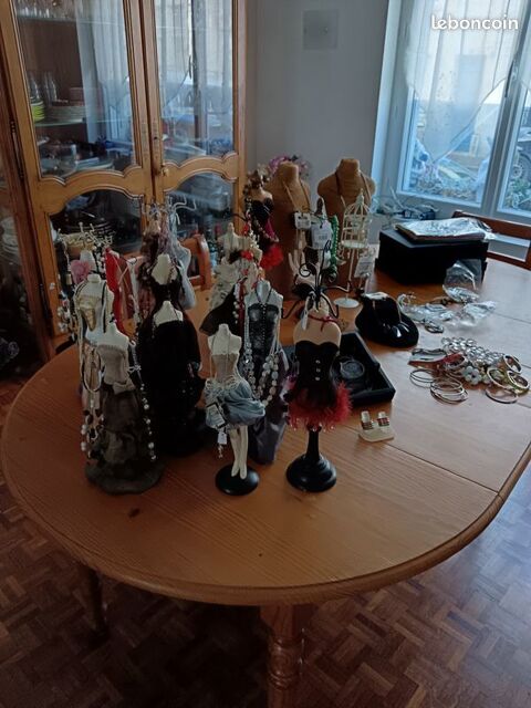 Enorme lot bijoux - Pr�sentoirs - Emballages 275 Montmirail (51)