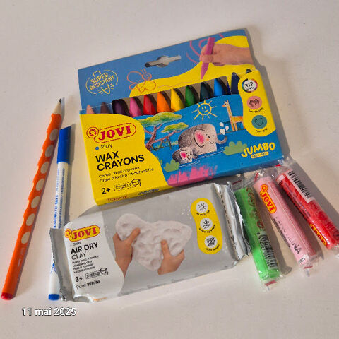 Lot de loisirs créatifs, crayons cire, pate à modeler, 1 cra 8 Saumur (49)
