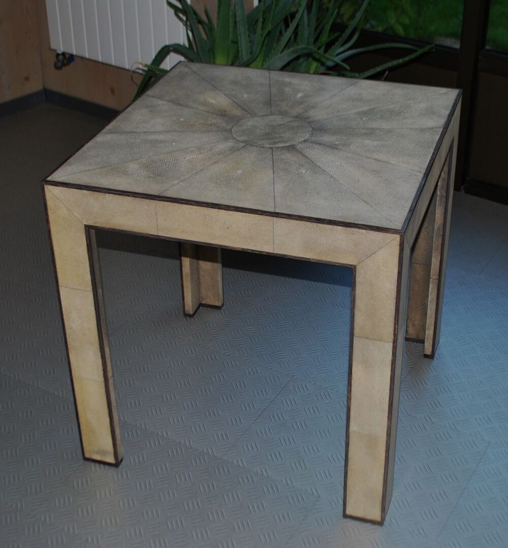 Petite table carr&eacute;e en galuchat de style art d&eacute;co "Collector Meubles