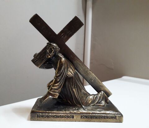 Statue de Jésus portant sa croix 35 Verneuil-sur-Vienne (87)