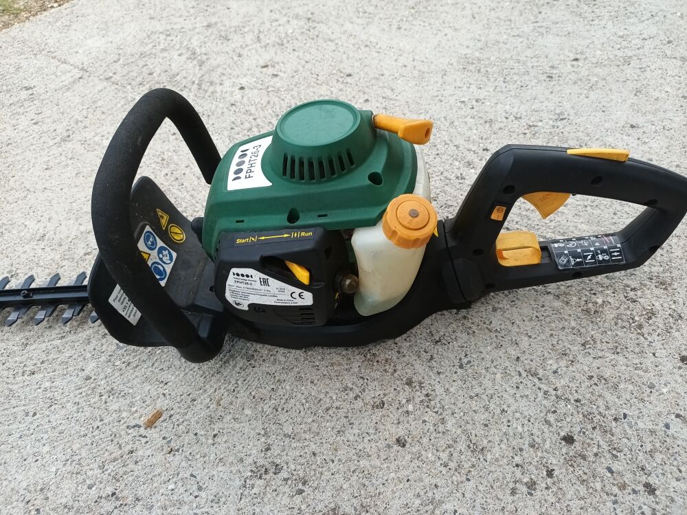Bonjour je taille haie thermique prix fix Bricolage