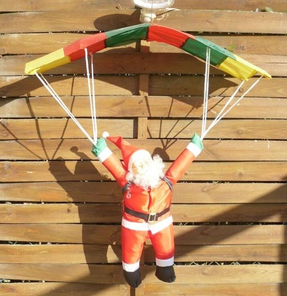 P&egrave;re Noel accroch&eacute; &agrave; son parachute Décoration