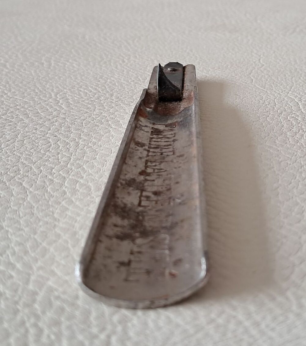 ancien ouvre bo&icirc;te de lait en m&eacute;tal vintage marque Nestl&eacute; 