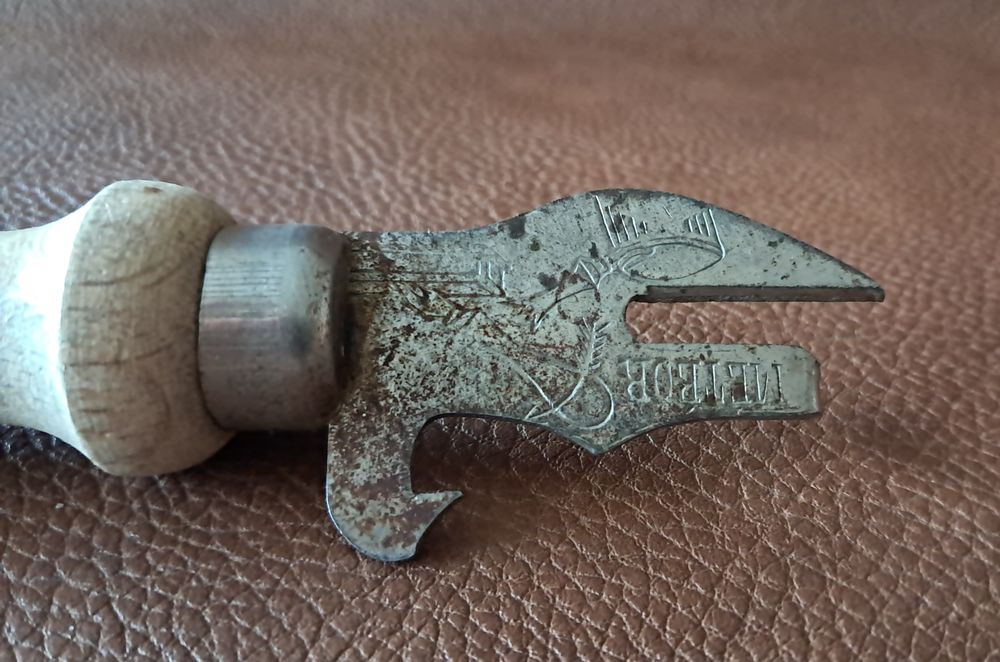 ancien ouvre-boite METEOR 
en m&eacute;tal et bois 
Made in France 