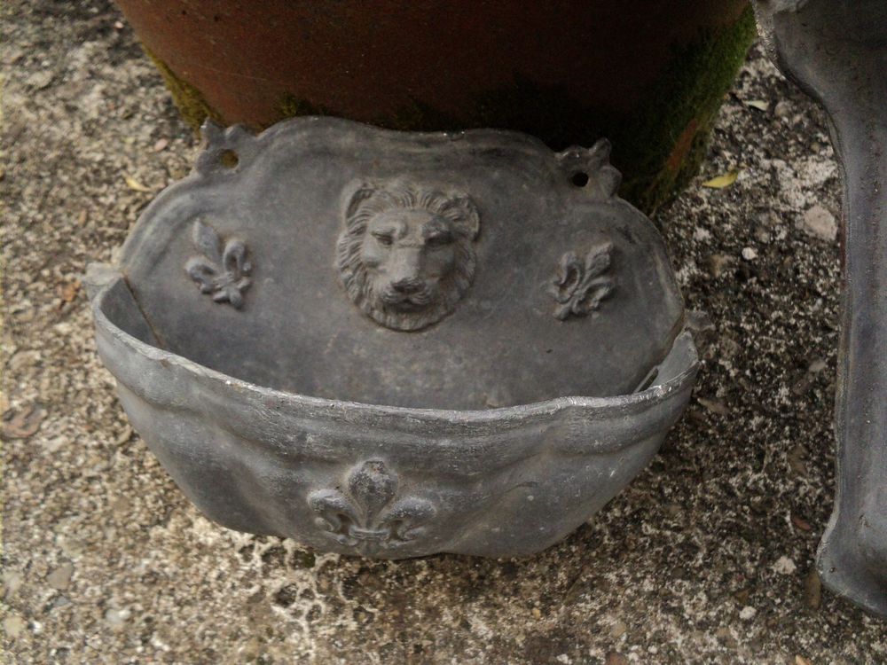 Ancienne Fontaine Plomb D&eacute;cor Lion et Fleurs de Lys Décoration
