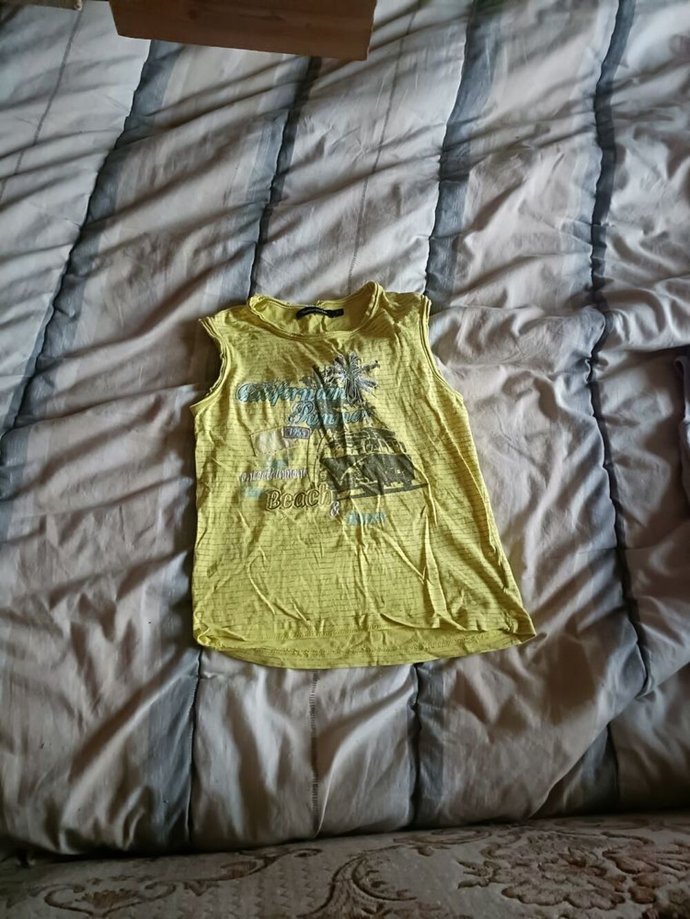 A vendre10€ deux d&eacute;bardeur taille 8 ans Vêtements enfants
