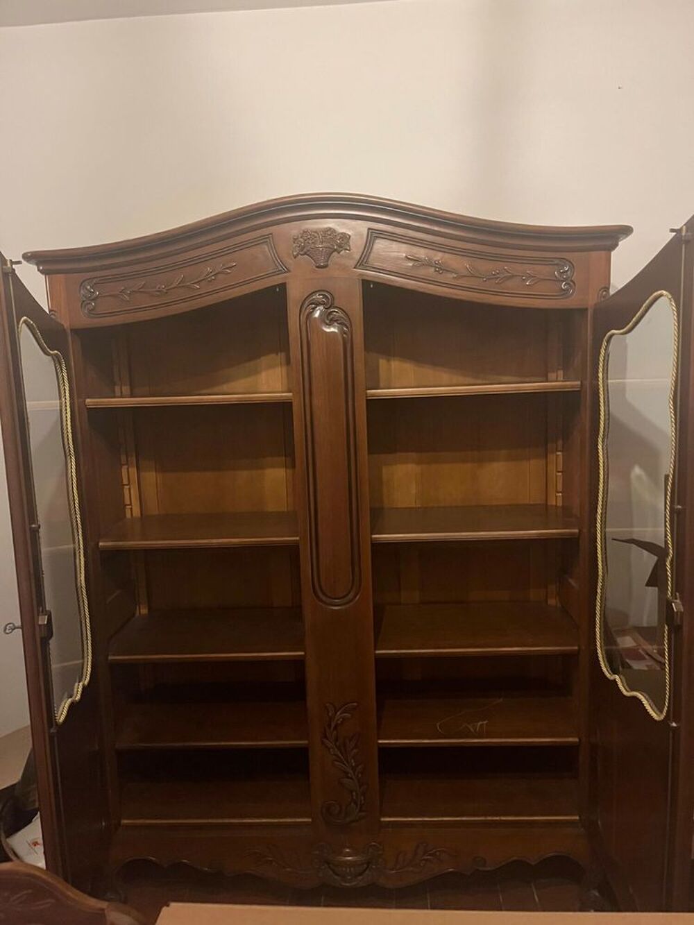 Biblioth&egrave;que en noyer massif, tr&egrave;s bon &eacute;tat Meubles
