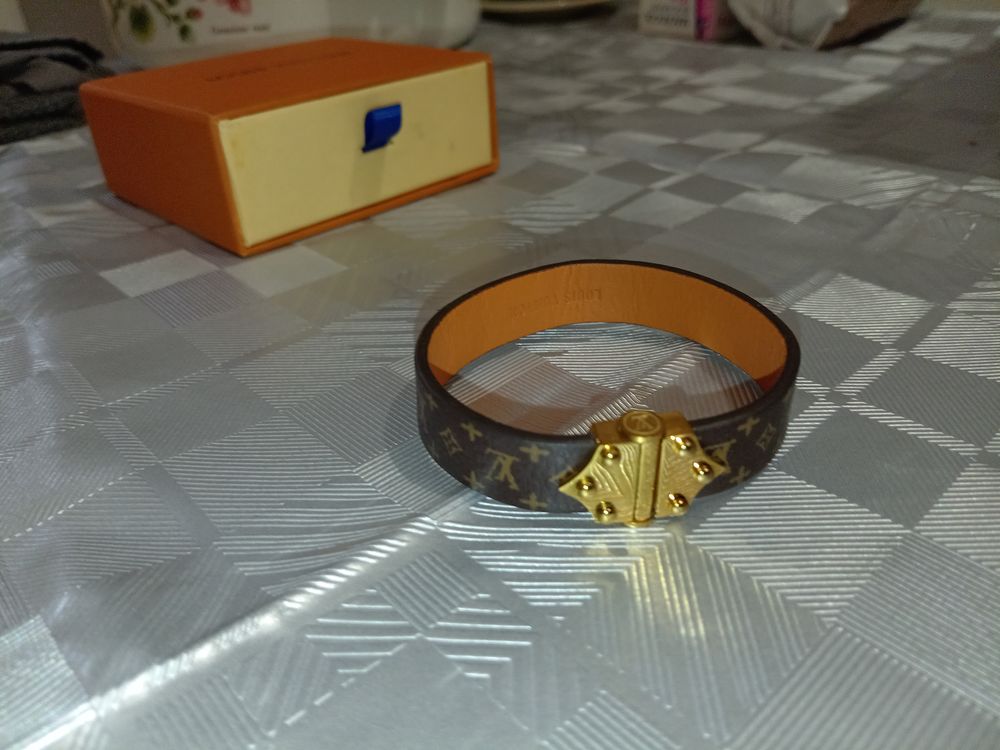 *** &Agrave; Saisir * * * V&eacute;ritable bracelet Louis Vuitton neuf Bijoux et montres