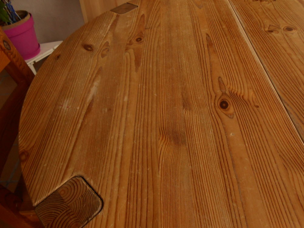4Chaises et une table en pin massif Meubles