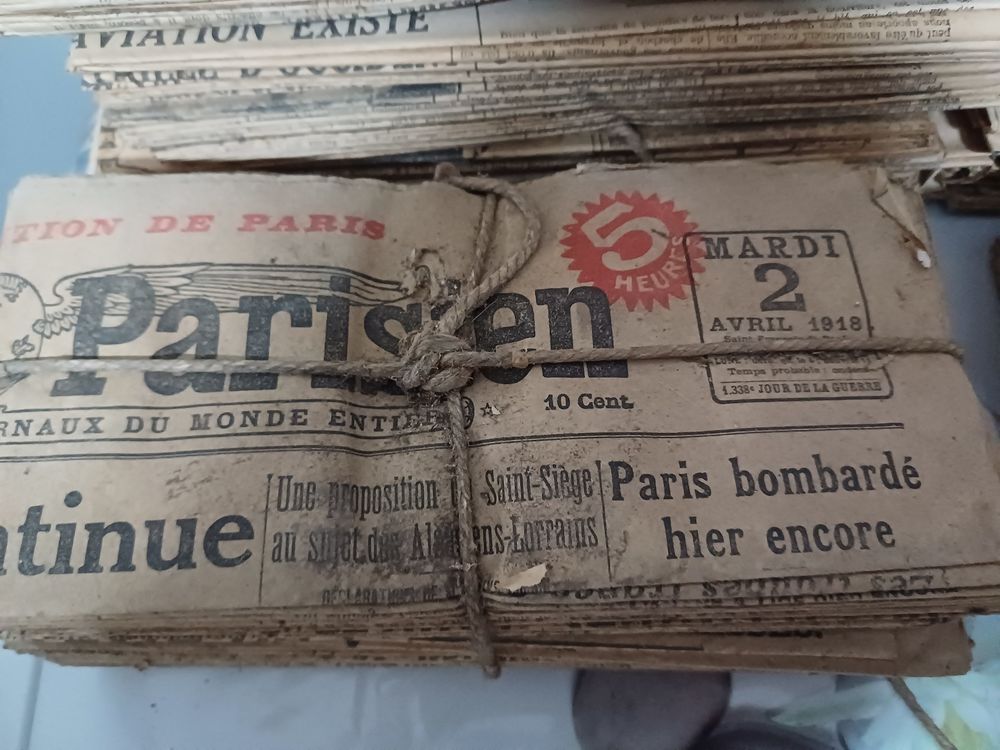 Vieux journaux datant de 1914 ..... Livres et BD