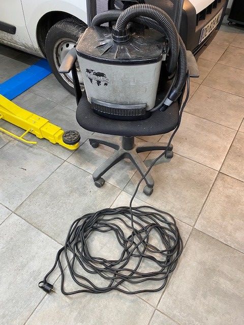 Aspirateur dorsal poussière NUMATIC filaire 200 74570 Groisy