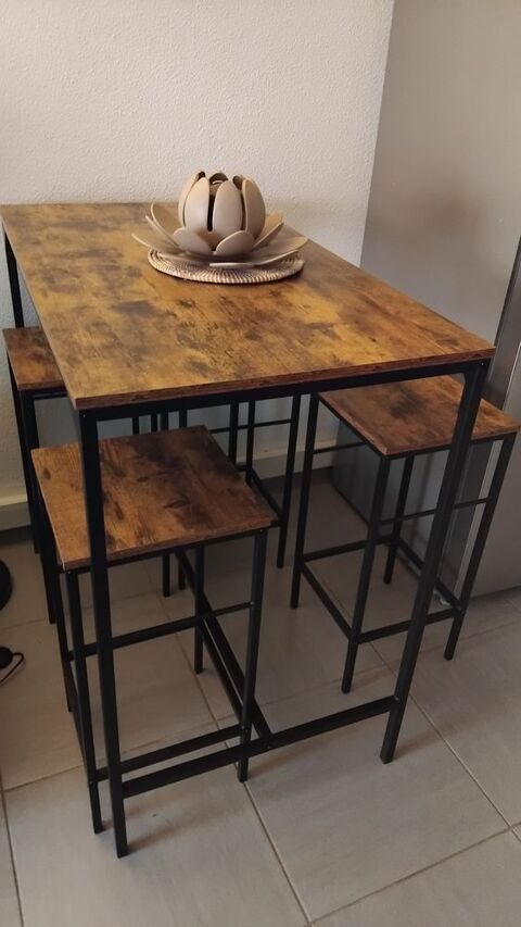 Superbe mange debout et 4 tabourets 
100 Frjus (83)